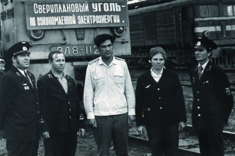 В 1964 году Тулеев начал работать дежурным по станции на железнодорожной станции Мундыбаш Новокузнецкого отделения Кемеровской железной дороги.