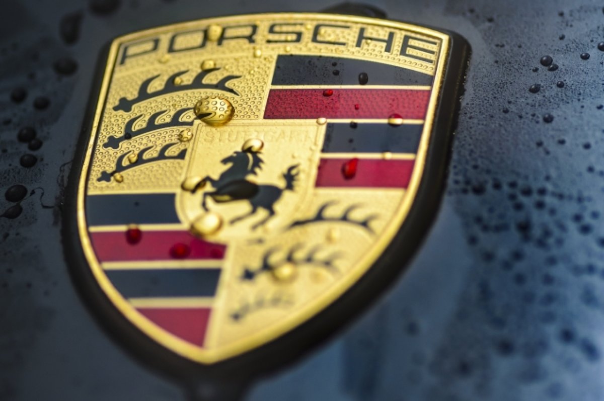 В Казани леди на новеньком Porsche снесла дорожный знак и сломала светофор  | АиФ Казань