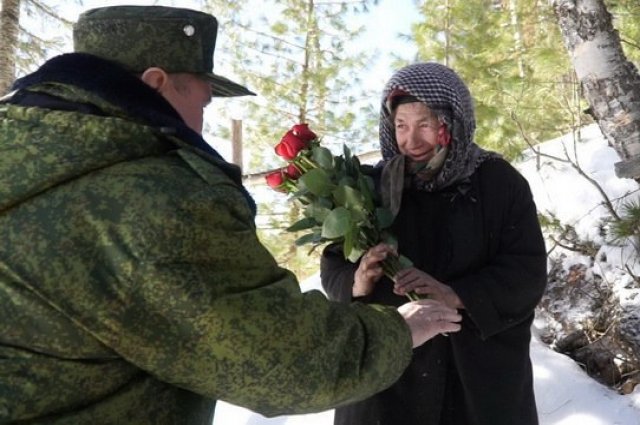 Аман Тулеев в 2018 году поздравил Агафью Лыкову с 8 Марта букетом красных роз. 