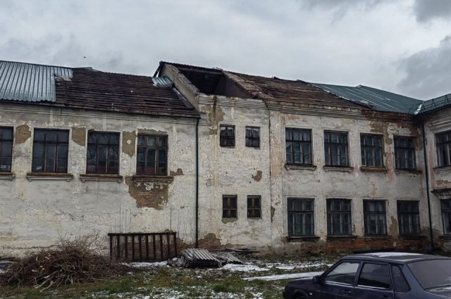 В Новокузнецке закрыли разрушенную ураганом школу, а детей отправили на дистанционное обучение. 