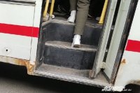 В Оренбурге разыскивают водителя автобуса, прищемившего руку школьнице