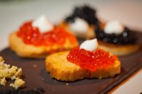 Красная икра считается деликатесом и чаще всего ее можно увидеть лишь на праздничном столе