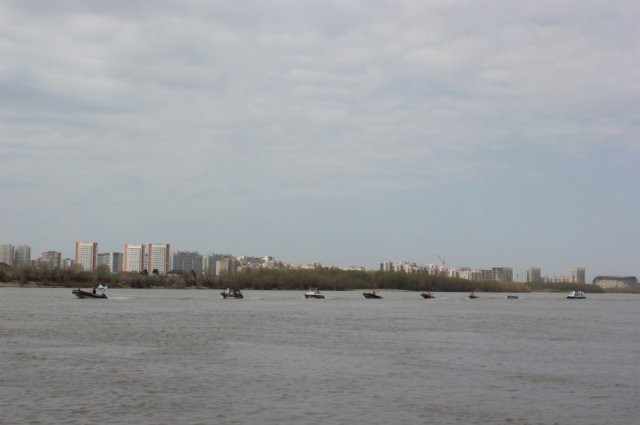 В основном по Иртышу ходят маломерные суда, так как глубокие могут сесть на мель.