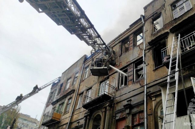 Пожары в исторических домах стали происходить всё чаще. Спасатели на ул. Социалистической в Ростове.