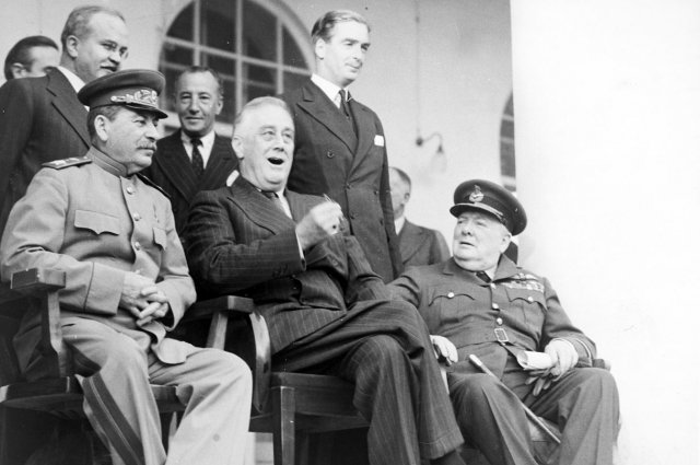 «Большая тройка»: Иосиф Сталин, Франклин Д. Рузвельт и Уинстон Черчилль на портике российского посольства во время Тегеранской конференции в 1943 году.