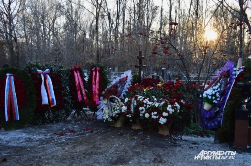 У могилы Тулеева стойкий запах роз и гвоздик. Все венки расположили рядом с ней.