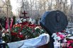 Аман Гумирович будет покоиться рядом с сыном Андреем. Мимо их могил на кладбище почти невозможно будет пройти — они расположились сразу справа у развилки.