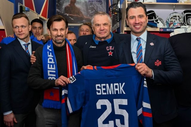 Семак, Медведев и Ротенберг с подарком, который получил главный тренер «Зенита».