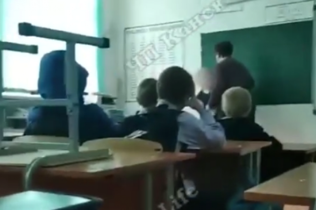 Одноклассники мальчика записали видео, как учительница обзывает и толкает его. 