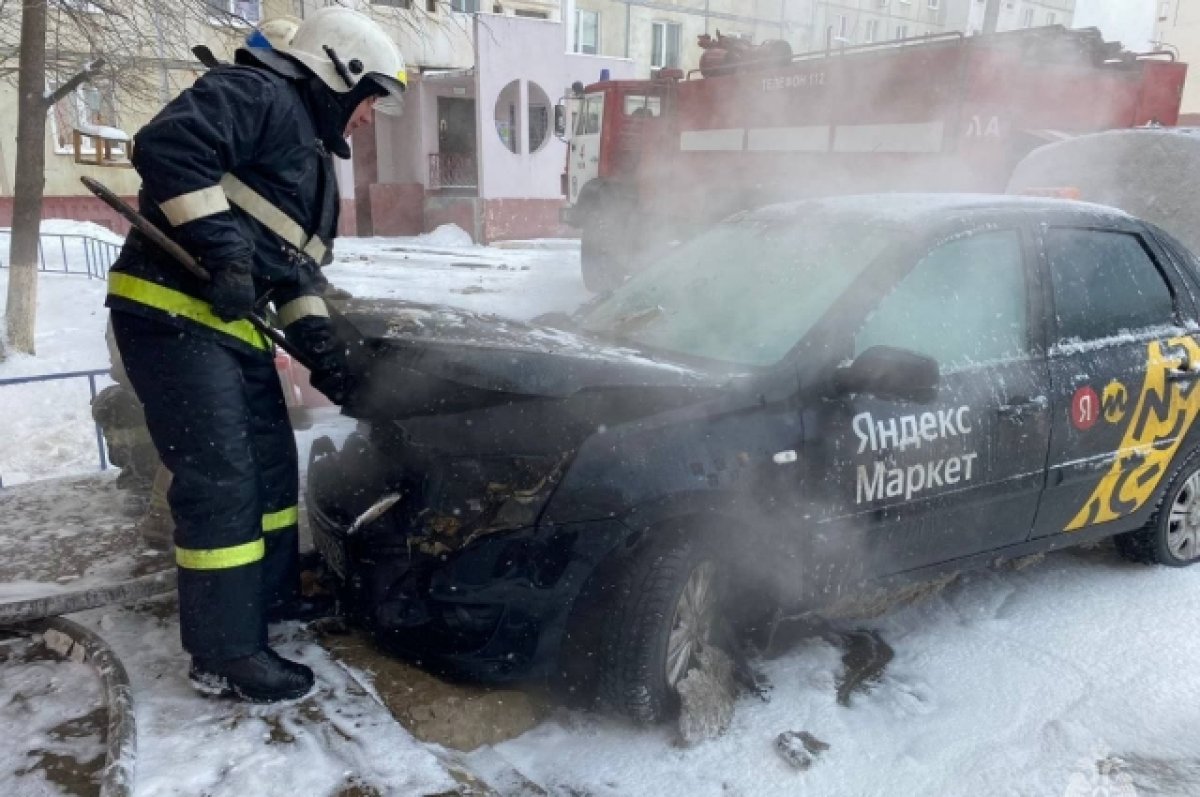 На улице Софьи Перовской в Уфе загорелось такси | АиФ Уфа