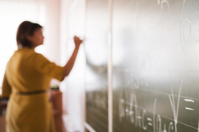 Министр против Оренстата: обнародованы данные о зарплатах учителей.