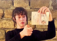 Певец, композитор и актёр (так он сам себя позиционирует) Эдуард Шарлот, находясь в Армении, публично сжёг паспорт гражданина Российской Федерации.
