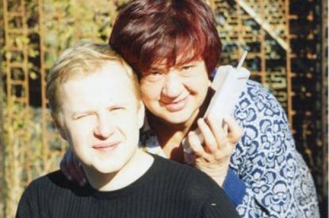 Виктор Томенко с мамой.
