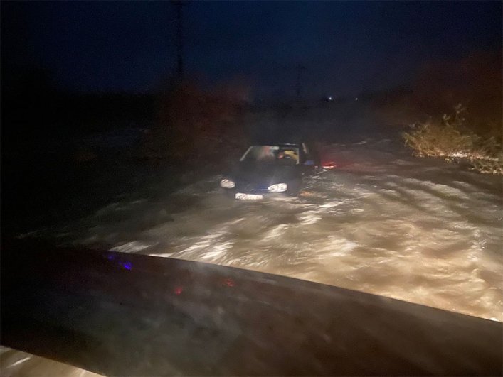 Машина попала в водный плен в районе Черноморского. К счастью, радом находились сотрудники полиции.