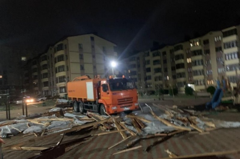 Мощный удар стихии пришелся и на Анапу: городские службы разбирают сломанные конструкции. 