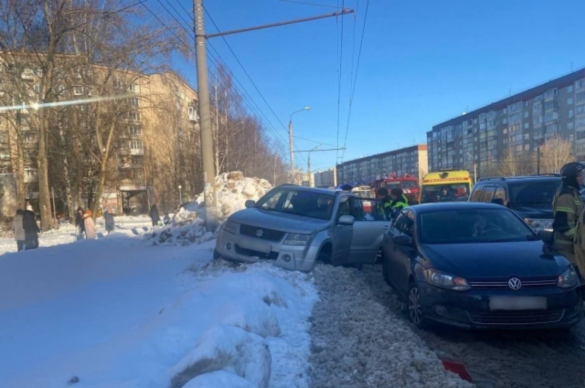 В Ижевске 5 человек отвезли в больницу после ДТП с маршруткой и автомобилем  | АиФ Удмуртия