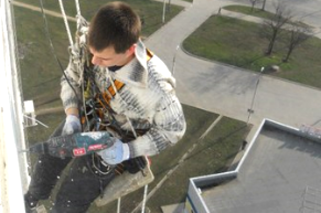 Монтажники ростова. Строители. Монтаж металлоконструкций. Монтажник высотник. Яндекс услуги ростов на дону установка сплит систем.