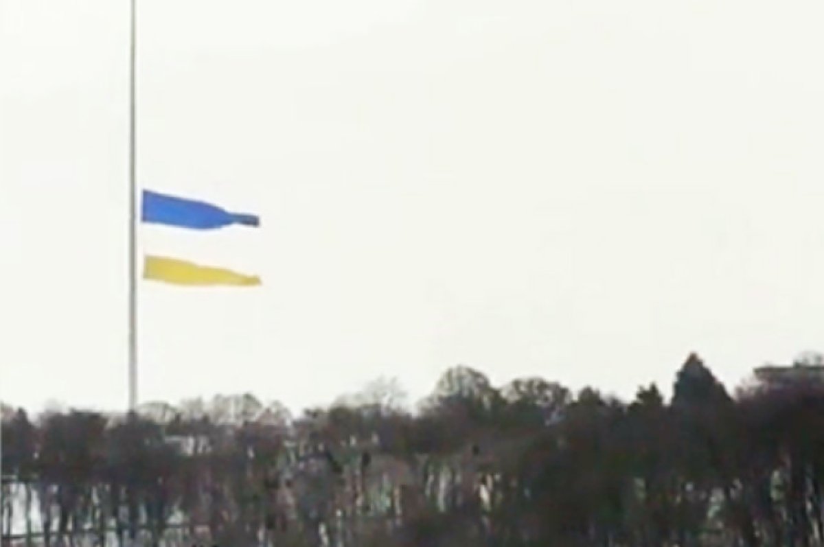 Украина разрыв. Флаг Бурятский и Украины. Флаг Бурятии. Порванный украинский флаг. Флаг Бурятии и Украины фото.