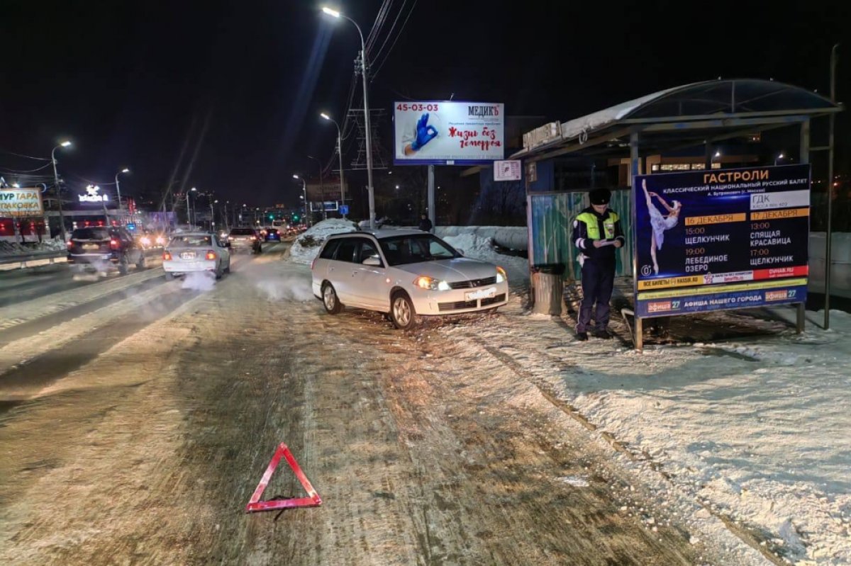 В Хабаровске водитель Nissan сбил женщину на автобусной остановке | АиФ  Хабаровск