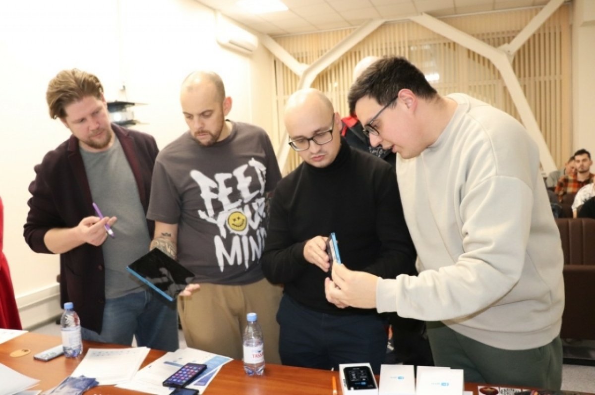 Разработчики ОС Аврора провели встречу с бета-тестерами из Барнаула