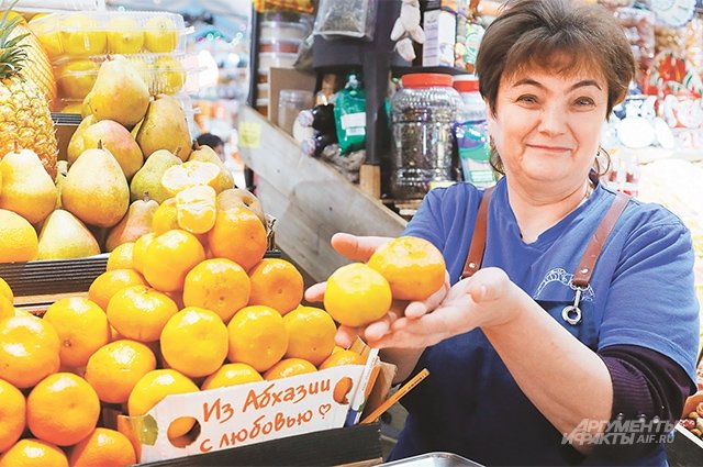 «Мандарины родом из Китая. Но у нас традиционно любят абхазские!». Продавец Людмила торгует мандаринами на Даниловском не один десяток лет и знает про них всё. 