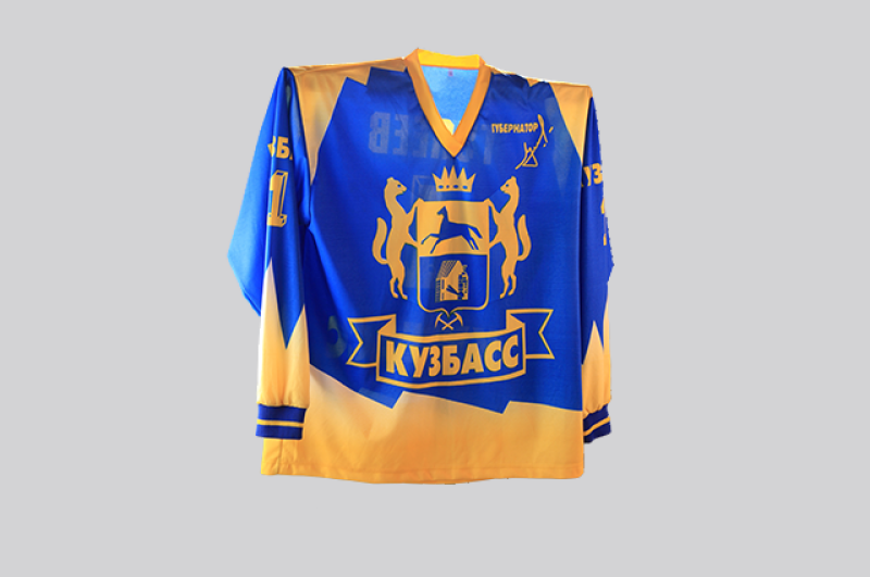 Спортивную именную фуфайку А. Г. Тулееву передали участники команды по хоккею с мячом «Кузбасс» 8 августа 2001 г. на губернаторском приёме в честь всероссийского Дня физкультурника.