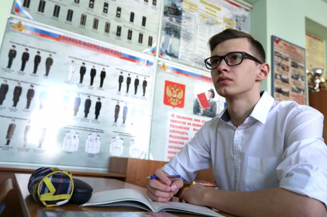 Урок ОБЖ по применению средств индивидуальной защиты в школе № 7, Москва.