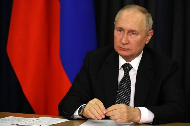 Президент России Владимир Путин во время видеоконференции - связи .