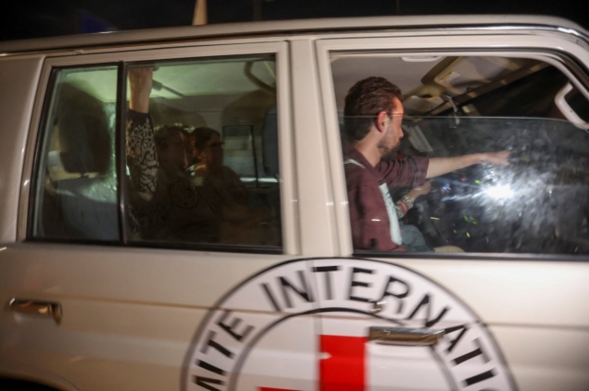 МИД Катара: ХАМАС передал Красному Кресту пятую группу заложников