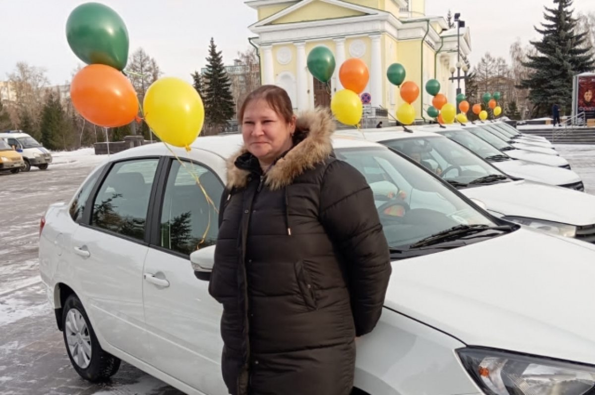 Любовь и бурёнки. Доярка из Омской области получила в подарок автомобиль |  АиФ Омск