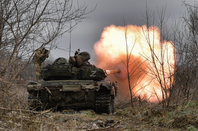 Танк Т-72 вооруженных сил РФ ведет огонь по опорному пункту и легкобронированной технике ВСУ