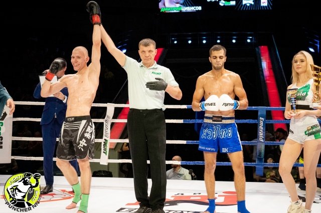 Дмитрий Цибисов (слева) - один из участников турнира Emerald Fight Cup.