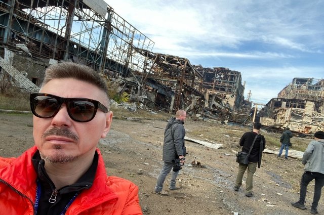 Группа иностранных журналистов на развалинах "Азовстали"