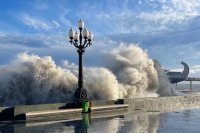 Мэр Ялты Янина Павленко: "Сейчас море снова волнуется и может быть опасным".