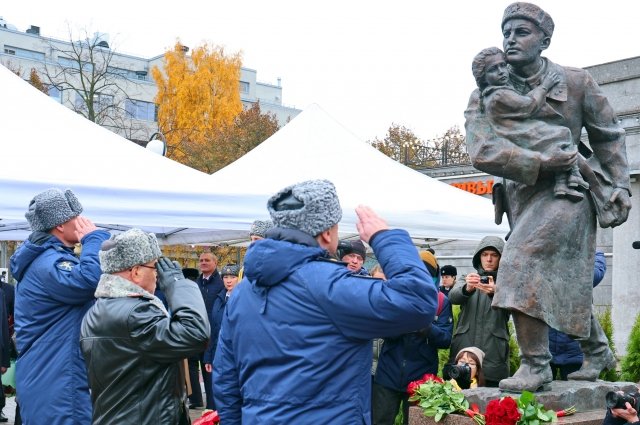 В День сотрудника органов внутренних дел на площади Стачек открыли памятник, посвящённый подвигу участкового уполномоченного сержанта Павла Винокурцева. 8 ноября 1941 года во время бомбёжки он прикрыл собой девочку, оказавшуюся посреди улицы.