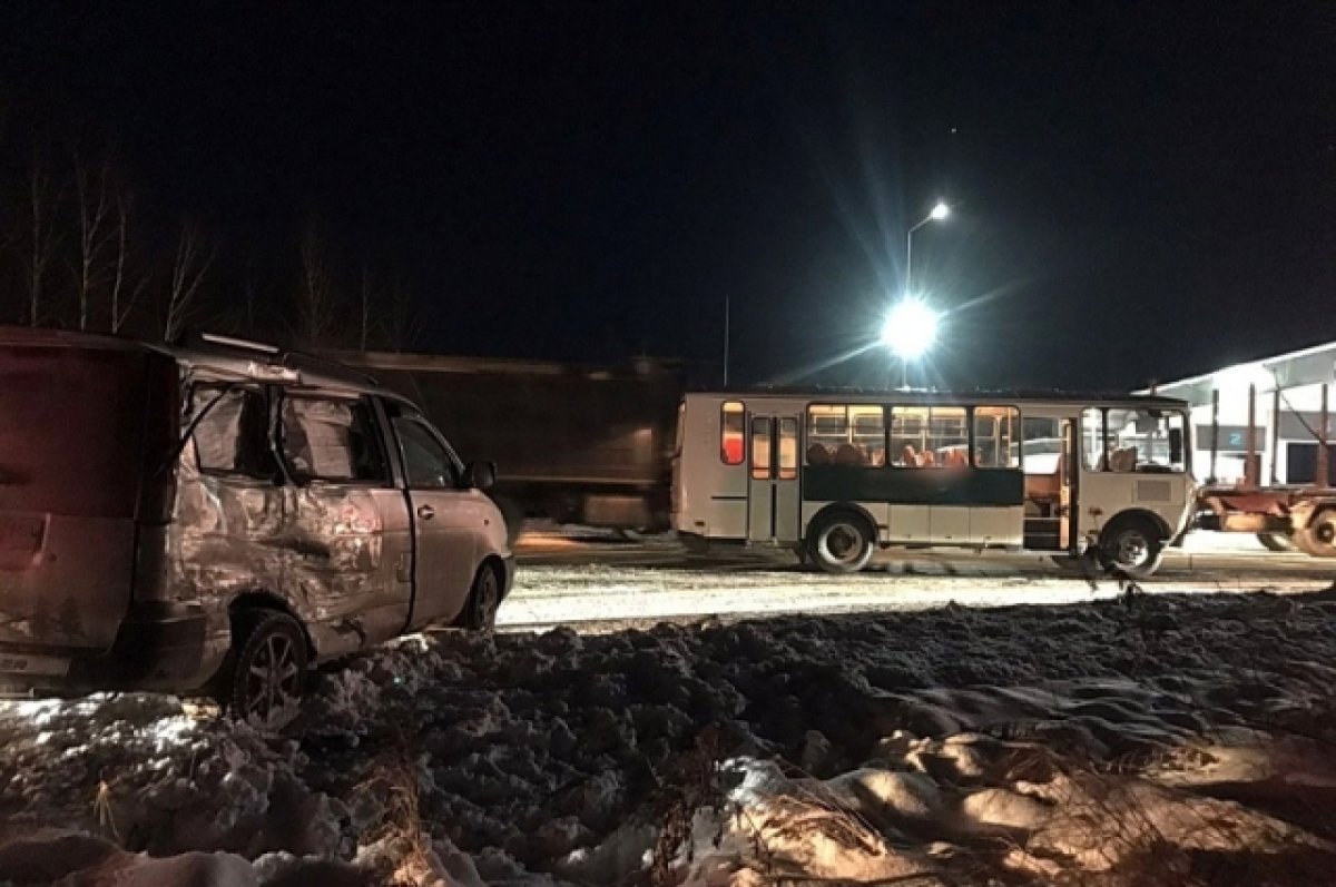 Автомобиль столкнулся с автобусом в Томске, есть пострадавшие | АиФ Томск