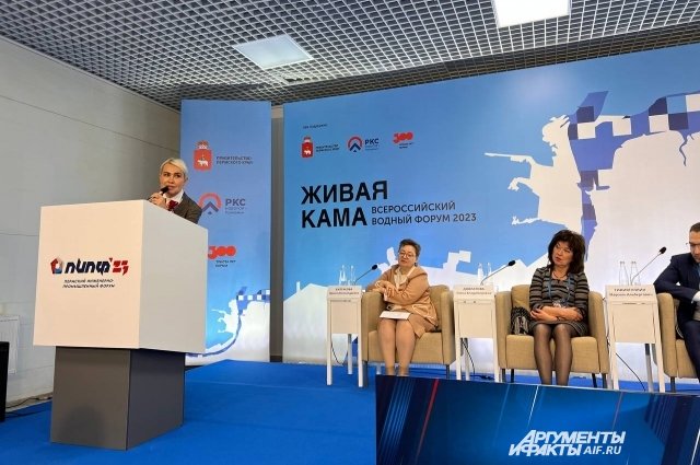 Марина Мишункина выступает на форуме «Живая Кама» в Перми .