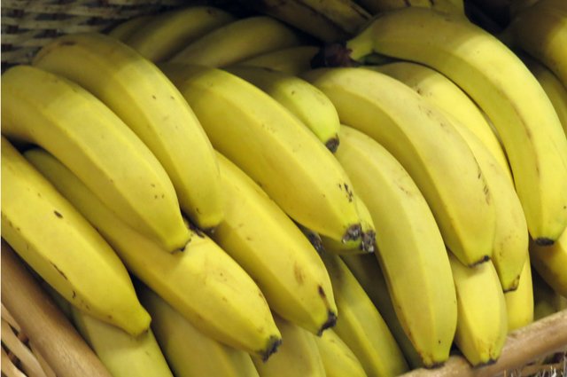Килограмм бананов в снеднем стоит 138,87 рублей.