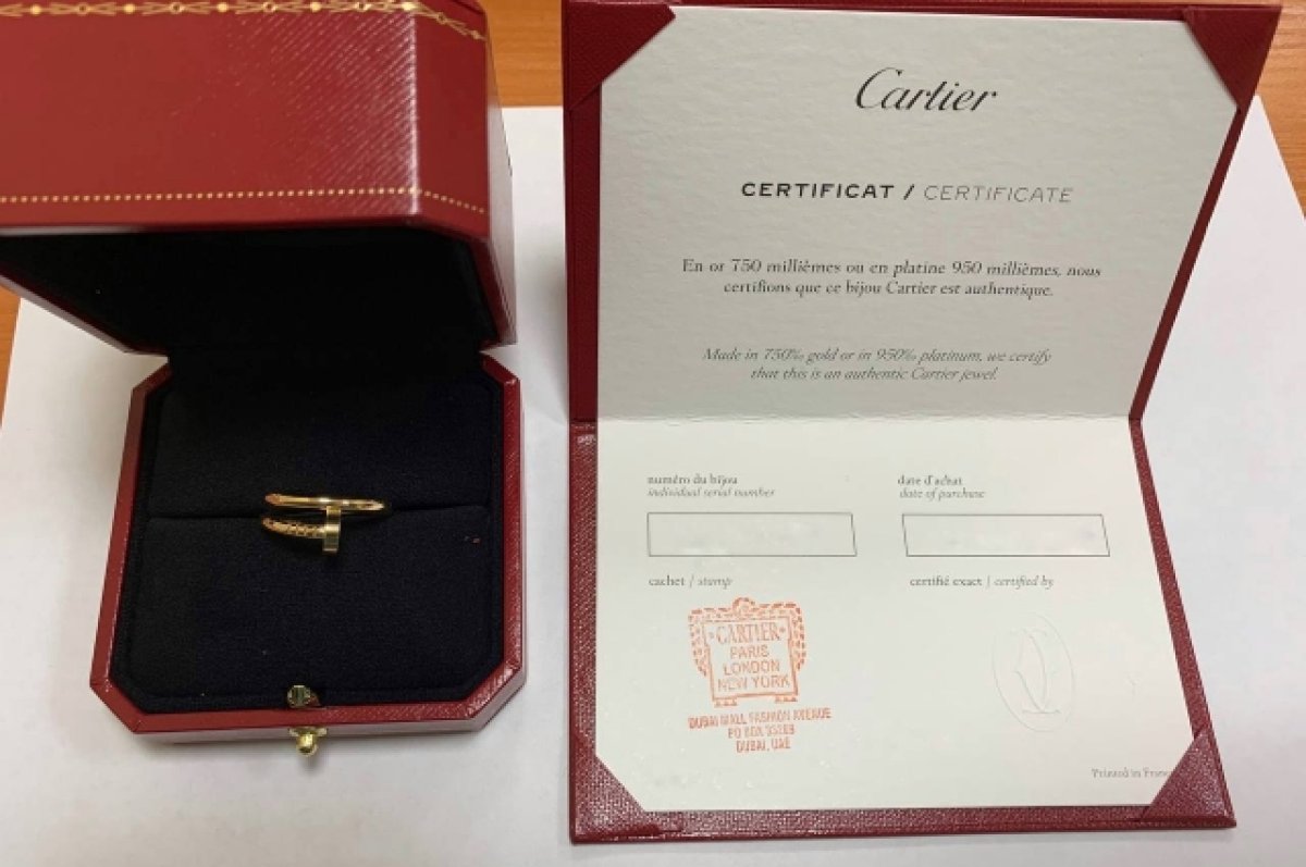 Таможенники обнаружили у пассажира из ОАЭ украшения Cartier на ₽5,5 млн |  Аргументы и Факты