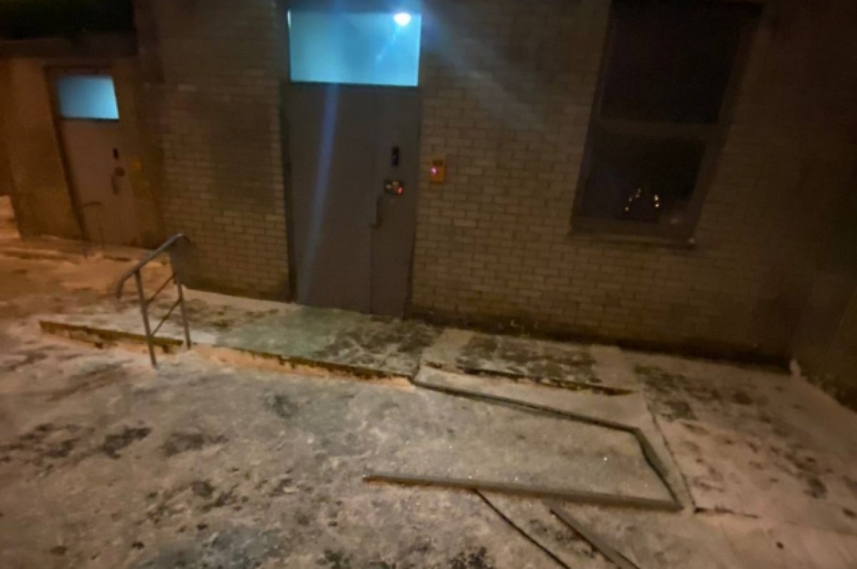 В Москве окно из квартиры на 21 этаже упало на женщину с коляской