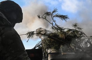 Солдат Армии России боевого расчета гаубицы Д-30 в зоне проведения специальной военной операции.