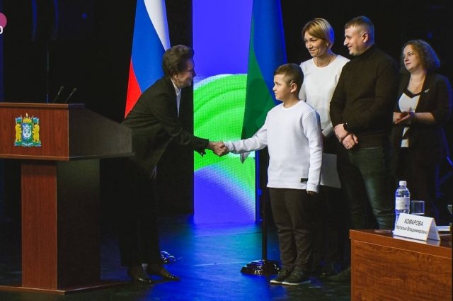 Ребенок вышел на сцену КТЦ «Югра-Классик» вместе со своей семьей. 