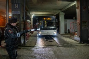 Транспорт проверяют на выезде из автопарка.