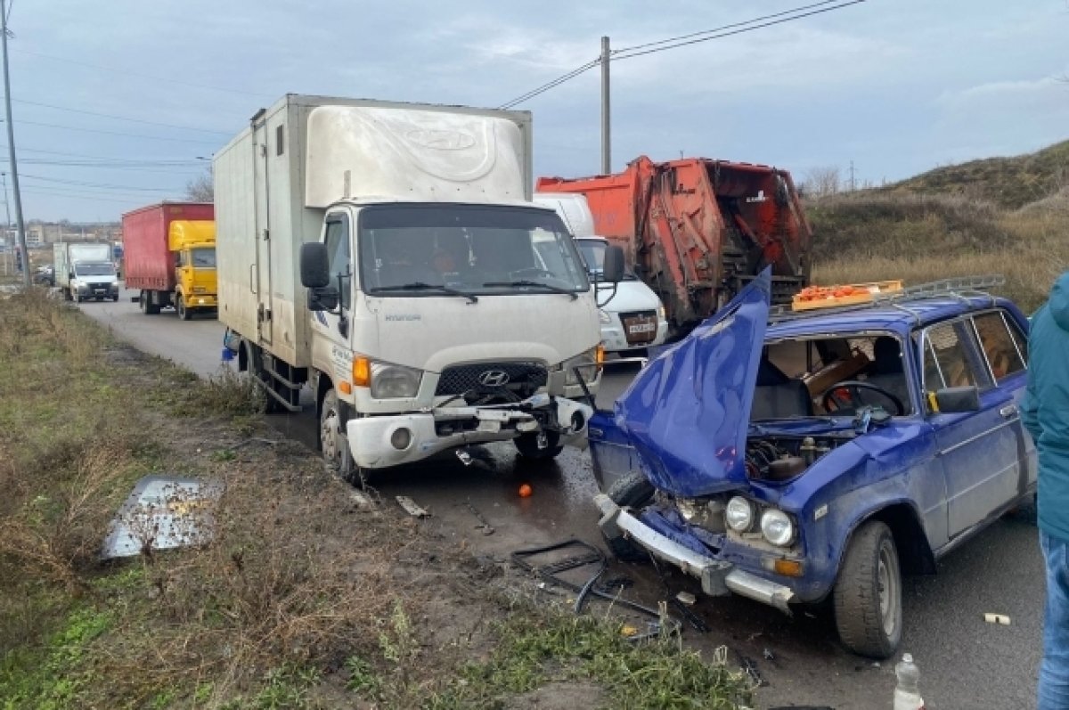 Шестерку с хурмой на крыше раздавили грузовики в Волгограде | АиФ Волгоград