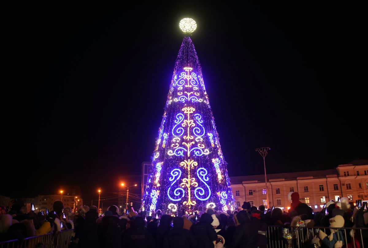 В Якутии зажгли первую в России новогоднюю ёлку