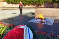 Мемориал Вечный огонь с захоронением Неизвестного солдата в Симферополе.
