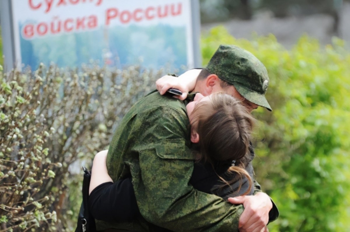 Жена беременна призовут. Встреча солдата. Провожают в армию. Девушка встречает солдата. Солдаты обнимаются.