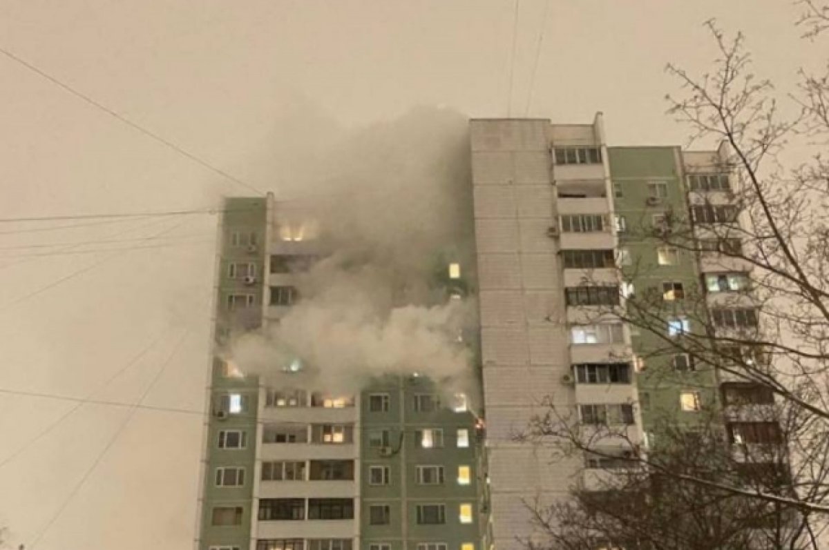 Из горящей квартиры в Москве спасли троих человек, в том числе двоих детей