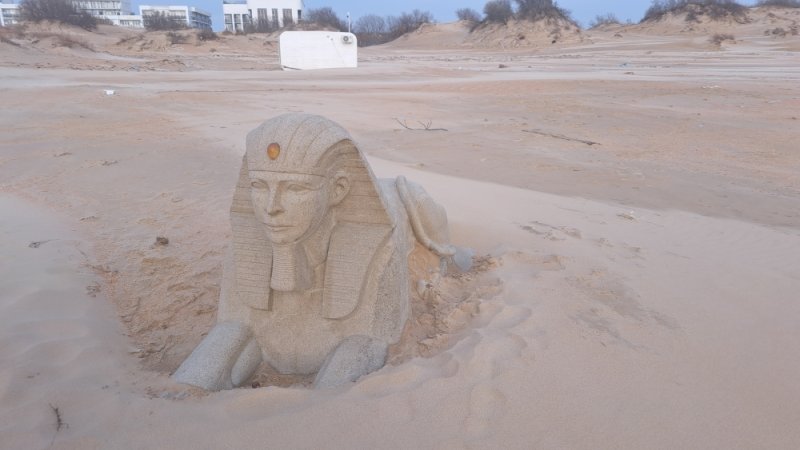 На пляже недалеко от судна стоит вот такой симпатичный сфинкс. 