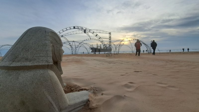 Кажется, что сфинкс смотрит прямо на судно. Кстати, среди членов экипажа есть и граждане Египта. А еще - Сирии и Индии. По информации Росморречфлота, судно до этого находилось в порту Тамань для погрузки ячменя для Египта.